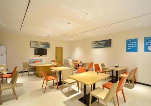 Μια τηλεόραση ή/και κέντρο ψυχαγωγίας στο City Comfort Inn Jingzhou Greenland Overseas Beach Wuyue Plaza