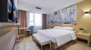 um quarto com uma grande cama branca e uma televisão em City Comfort Inn Chongqing Jiangbei International Airport em Chongqing mais 112 fotografias
