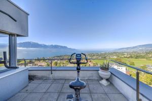 una telecamera su un balcone con vista sull'acqua di Spacious 3-Bedroom Villa in Montreux a Blonay
