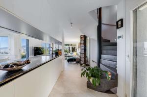 un corridoio con una scala in una casa di Spacious 3-Bedroom Villa in Montreux a Blonay