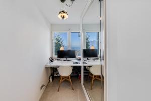 una camera con scrivania e 2 computer e sedie di Spacious 3-Bedroom Villa in Montreux a Blonay Altre 23 foto