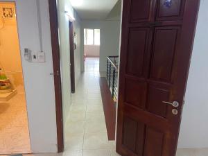 Phú MỹNha Nghi Phu Gia的走廊上设有木门和楼梯