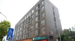 um grande edifício cinzento com um sinal em frente em City Comfort Inn Wuhan Qingshan Jianshi Qingyiju Metro Station em Wuhan