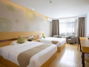临海市GreenTree Inn Linhai Jiangnan Avenue Express的有两张床和一张书桌的酒店房间 更多83张照片