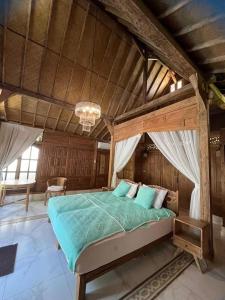 克罗柏坎Villa Bliss - 1BR Tropical Villa in Kerobokan的房间里有一张大床的卧室 更多12张照片