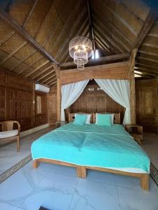 克罗柏坎Villa Bliss - 1BR Tropical Villa in Kerobokan的大卧室配有一张带蓝色床单的大床