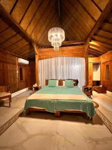 克罗柏坎Villa Bliss - 1BR Tropical Villa in Kerobokan的房间里有一张大床的卧室