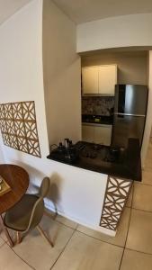 uma cozinha com fogão e bancada em Studio929GoldStar em Niterói