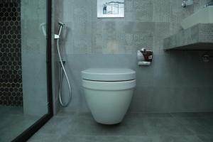 Un baño de Elements Hostel And Coworking 3 fotos más