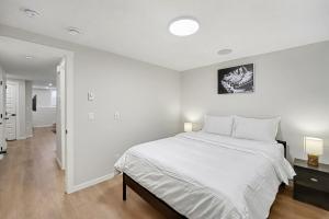 Ένα ή περισσότερα κρεβάτια σε δωμάτιο στο Cozy Place to Stay in Mahogany SE Calgary