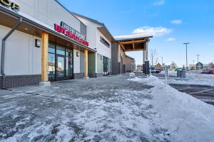 Imagine din galeria proprietății Cozy Place to Stay in Mahogany SE Calgary în Calgary