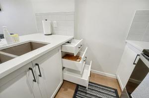 Η κουζίνα ή μικρή κουζίνα στο Cozy Place to Stay in Mahogany SE Calgary +28 φωτογραφίες