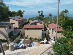 una vista aerea di una casa con spiaggia di Eterna village a Mae Haad