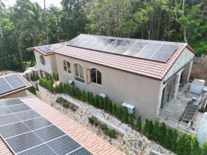una casa con pannelli solari sul tetto di Eterna village a Mae Haad