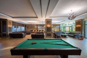 Una mesa de billar en Alan Xafira Deluxe Resort & Spa-ULTRA ALL INCLUSIVE