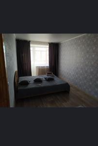 Ένα ή περισσότερα κρεβάτια σε δωμάτιο στο Квартира напротив НУР-ОТАН +1 φωτογραφίες