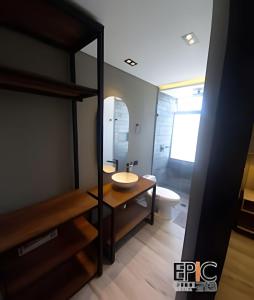 un bagno con lavandino, WC e specchio di Epic Suite 213 Deluxe Airport Family 2Room 6Pax a Cuba