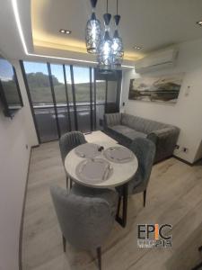 un soggiorno con un tavolo e un divano di Epic Suite 213 Deluxe Airport Family 2Room 6Pax a Cuba