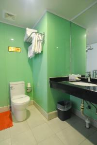 秦皇岛羊城酒店的一间浴室