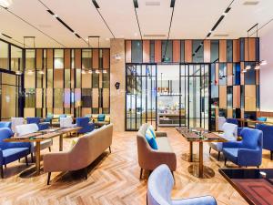 a restaurant with blue chairs and tables at Yishang Hotel Anshun High-speed Railway Station Airport Road Branch in Anshun