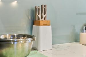 Gia Lâm PhoにあるThe inner Home Shared Apartment Hanoiのボウルの横にハサミが入ったナイフブロック