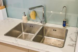 Gia Lâm PhoにあるThe inner Home Shared Apartment Hanoiのキッチンカウンターのステンレス製シンク +41枚の写真