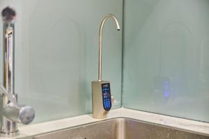 Gia Lâm PhoにあるThe inner Home Shared Apartment Hanoiの鏡の横に蛇口付きの台所