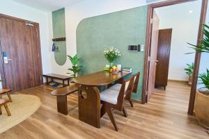 jadalnia z drewnianym stołem i krzesłami w obiekcie The inner Home Shared Apartment Hanoi w mieście Gia Lâm Pho