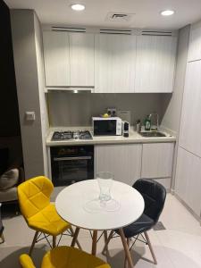 Η κουζίνα ή μικρή κουζίνα στο zada tower