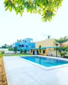 una piscina di fronte a un edificio di Le Haayt Resort With pool a Pondicherry