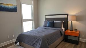 Postel nebo postele na pokoji v ubytování Chic Residences Steps from Beverly Hills & Sony Pictures