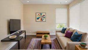 Et opholdsområde på Chic Residences Steps from Beverly Hills & Sony Pictures