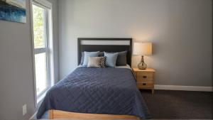 Postel nebo postele na pokoji v ubytování Chic Residences Steps from Beverly Hills & Sony Pictures