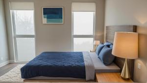 Postel nebo postele na pokoji v ubytování Chic Residences Steps from Beverly Hills & Sony Pictures