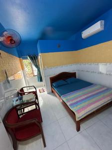 ムイネーにあるSong Anh Mui Ne Guesthouseの青い天井のベッドルーム1室(ベッド1台付) +66枚の写真