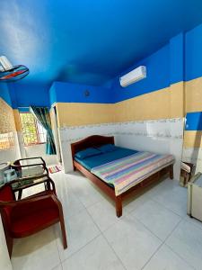 美奈Song Anh Mui Ne Guesthouse的一间带床和蓝色天花板的卧室 更多53张照片