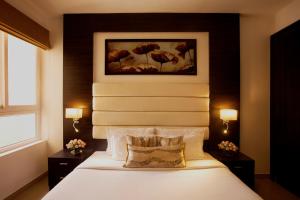 Postel nebo postele na pokoji v ubytování Golden Tulip Bhiwadi
