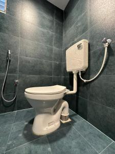 e bagno con servizi igienici in una cabina. di Le Haayt Resort With pool a Pondicherry