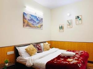 ein Schlafzimmer mit einem Bett mit einer roten Decke darauf in der Unterkunft Boho Regency in Shimla + 20 Fotos