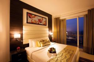Postel nebo postele na pokoji v ubytování Golden Tulip Bhiwadi