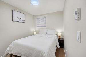 Giường trong phòng chung tại Cozy 2 bedrooms Suite in Mahogany SE Sleeps 6