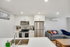 Imagine din galeria proprietății Cozy 2 bedrooms Suite in Mahogany SE Sleeps 6 în Calgary