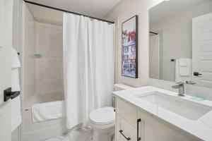 Phòng tắm tại Cozy 2 bedrooms Suite in Mahogany SE Sleeps 6 +48 ảnh