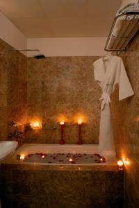 Koupelna v ubytování Golden Tulip Bhiwadi