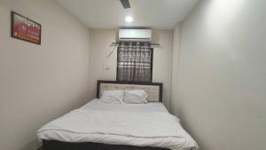 Ένα ή περισσότερα κρεβάτια σε δωμάτιο στο HOTEL O METRO STAY