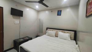 Ένα ή περισσότερα κρεβάτια σε δωμάτιο στο HOTEL O METRO STAY