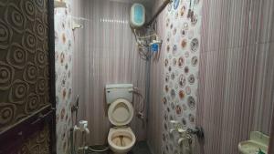 Ένα μπάνιο στο HOTEL O METRO STAY