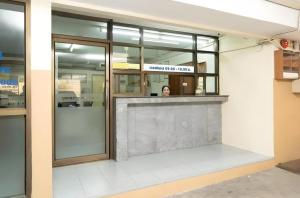 Eine Frau steht hinter einem Tresen in einem Gebäude in der Unterkunft SURANG MANSION in Ban Bang Khen (1)