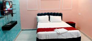 Un dormitorio con una cama con una manta roja y blanca. en Hotel O TOYBOX, en Dānāpur