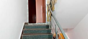 una escalera con puerta y barandilla en Hotel O TOYBOX, en Dānāpur